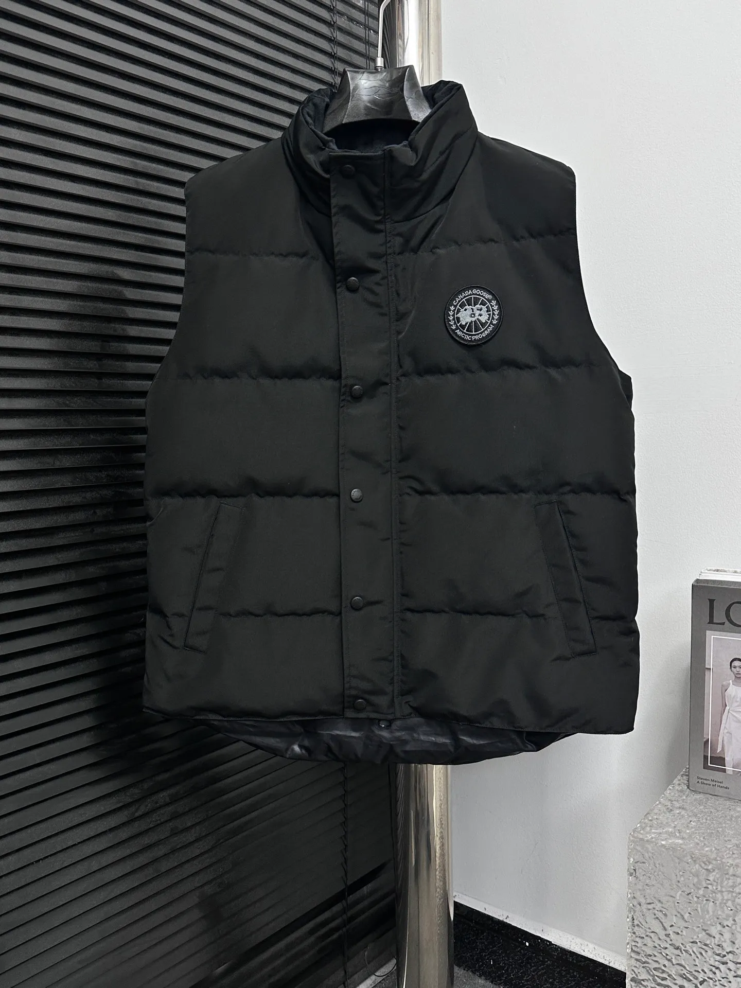 P360 [Canada Goose] Canada Goose black label #Freestyle Crew 4151mb men’s and women’s vest down ➖ Imported Behringer embroidery machine with customized 10,000-needle embroidery label! ➖ Imported 21-count polyester-cotton blended original fabric, using Feather-Light 10D waterproof coating fabric, made of 84.5% polyester fiber and 15.5% cotton, 100% the best feel in the entire network! ➖ The genuine official website uses the national standard 80 white duck down, and will never be misled by false claims such as 90 down or goose down! ➖ 100% nylon nylon lining with double double-layer sealing design to prevent velvet from running away. Top-grade polar fleece is used in the collar and pockets to keep warm and comfortable! ➖ Yoshida YKK provides original custom-made electroplated sliders. YKK two-way lockable zippers are tight and smooth and will not peel off paint! ➖ 3M composite original Velcro is durable, and all accessories and hardware are disassembled and customized! ⛔No slander, no exaggeration, no need for too much copywriting, because it is focused, it is professional!  SIZE: XS S M L XL XXL